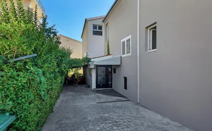 Apartments with Parking Space Makarska - 6909