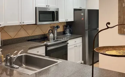 2-story Condo With On-site Pool, Private Patio, & W/D - Near Beach/golf