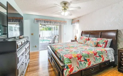3 Mi to Weeki Wachee Springs SP: Poolside Oasis!