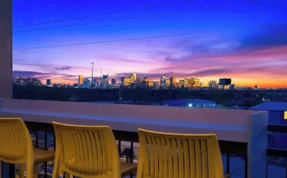That 70s Show by Avantstay Skyline Views + Rooftop Hot Tub + Bumper Pool Mins to Broadway + Nissan Stadium + Germantown