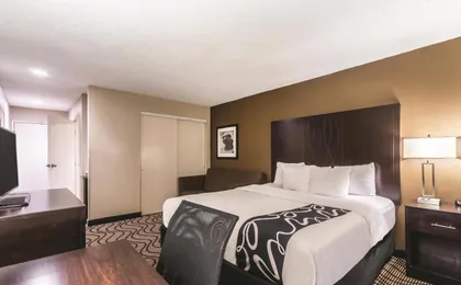 La Quinta Inn & Suites by Wyndham Collinsville - St. Louis