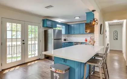 1 Mi to Moody Gardens & Beaches: Galveston Home