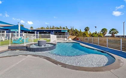 Bluff's Landing Lodge