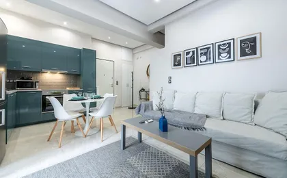 Phaedrus Living: City Center Luxury Flat Iofontos