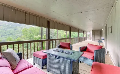 Maggie Valley Mountain Escape w/ Fireplace & Deck!