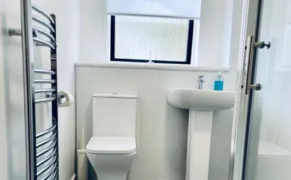 Modern 2 Bedroom Apartment with Free Parking