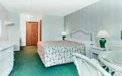 Super 8 by Wyndham Reedsburg
