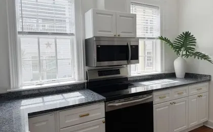 Classy 3-Story Downtown Apt