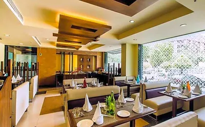 Hotel Golden Manor-City Center Bani Park