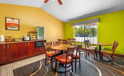 Econo Lodge Inn & Suites