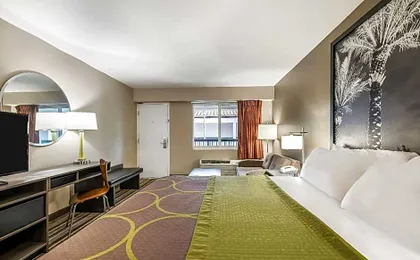 Super 8 by Wyndham Riviera Beach West Palm Beach