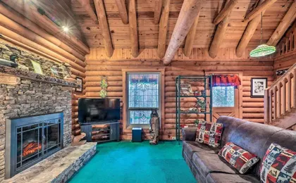 Gatlinburg Log Cabin w/ Hot Tub & Mountain Views!