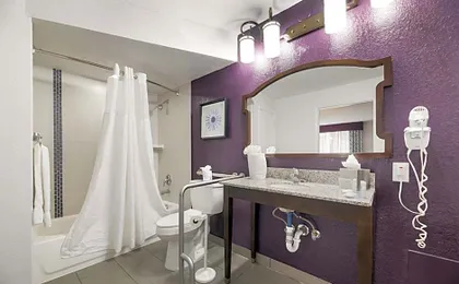 Clarion Inn & Suites Across From Universal Orlando Resort