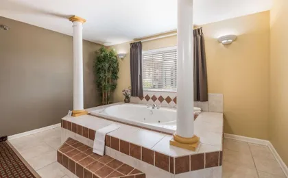 Econo Lodge Inn & Suites