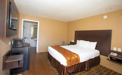 Budget Inn by 101 Bus from Downtown