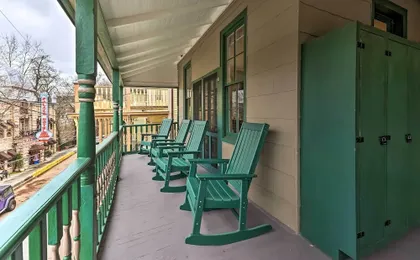 Cozy Eureka Springs Cottage, Walk to Dtwn!