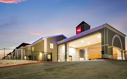 Red Roof Inn & Suites Austin East - Manor
