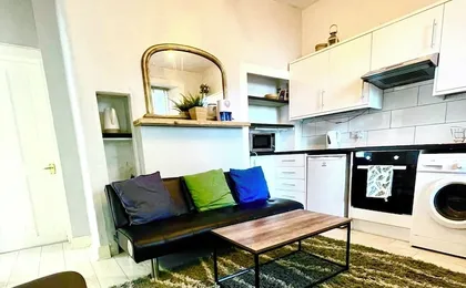 Unique two bed Main Door Flat at the Meadows