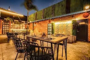 Tripli Hotels White Manor