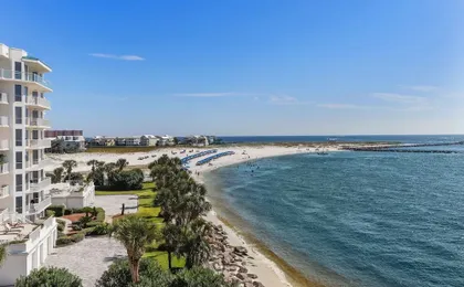 Waterview Yacht Club 532 is a 3 BR with Stunning views of the Pass by RedAwning