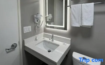 Motel 6 Rockford, IL – RFD Airport