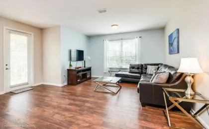 Spacious Vista Cay Condo, Near Universal!