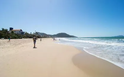 Ãrea Nobre nos Ingleses 650 metros da Praia P1298