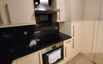 Garland Stylish 2 Bedroom Apartment a Minute Walk From Station