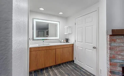 Crossroads Inn & Suites