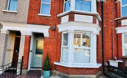 Designer 2 Bedroom Apartment in London With Garden