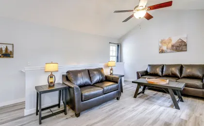 Chic Townhome + Hot Tub & Bonus Room & 3 Balconies
