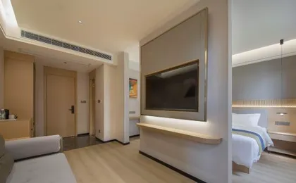 Lanyue Shifeng Hotel (Huangjiahu University Town Chinese Medicine University Subway Station Branch)