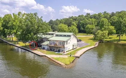 Spacious Lakeside Country Getaway