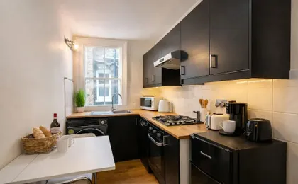 Cozy Fulham Retreat With Private Entrance & Hot Tub