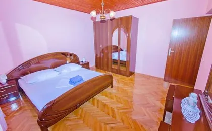 Apartments Mladenka