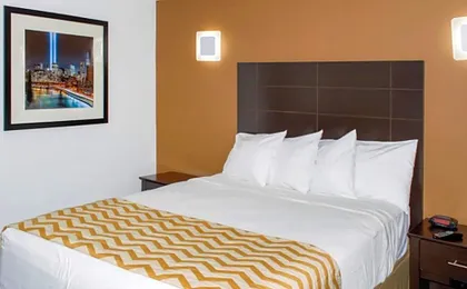 Travelodge by Wyndham Manhasset