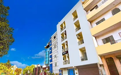 Hotel O Near Anand Vihar Metro Station