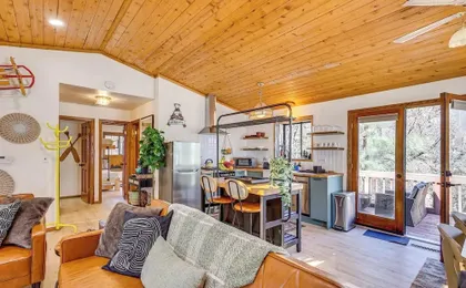 8 Mi to Big Bear Lake: Cabin w/ Deck & Fireplace