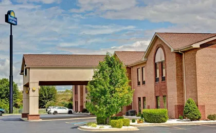 Days Inn & Suites by Wyndham Louisville Sw