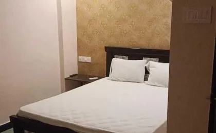 Iroomz Lake View Palace