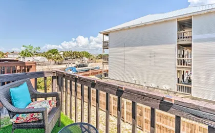 Chic Fort Walton Condo ~ 2 Blocks to Beach!