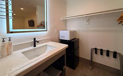 Holland Inn and Suites