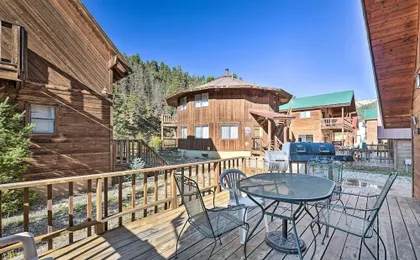 Ski-in/ski-out Red River Cabin w/ Mtn Views!