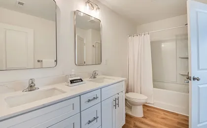 Charming Charlotte Townhome: 6 Mi to Downtown!