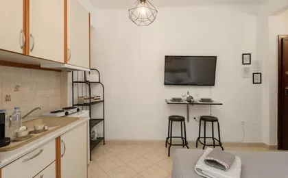 Central Studio! Fiber Wifi, Ac, Private, Self Check-In!