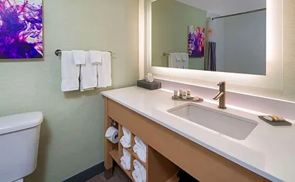 La Quinta Inn & Suites by Wyndham Orange County Airport