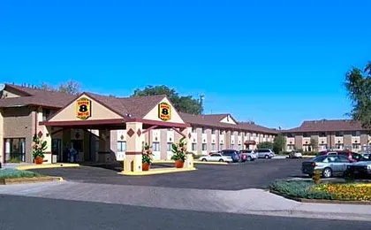 Super 8 by Wyndham Denver Stapleton
