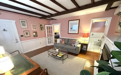 Exposed Beam One Bedroom Suite Downtown Newport #15 1 Home