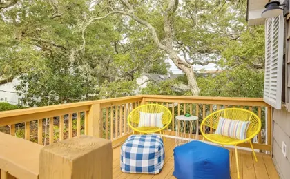 2 Mi to Atlantic Beach: Coastal Retreat w/ Deck