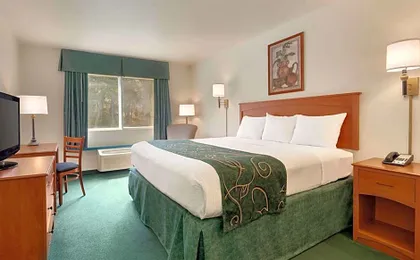 Travelodge by Wyndham Dunsmuir